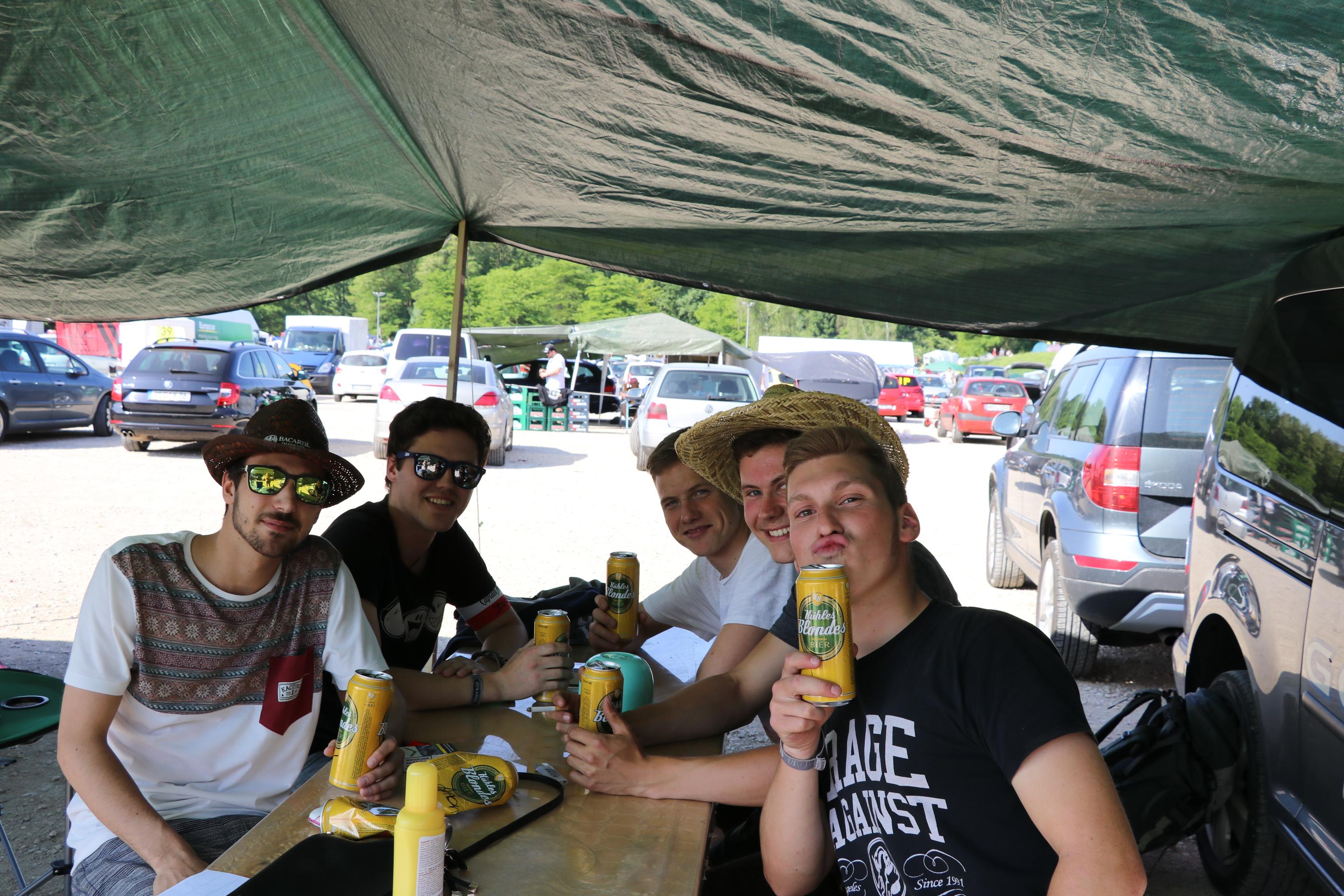 Diese Jungs aus Niederbayern und Österreich haben ihre Zelte bereits um 4 Uhr morgens am Dutzendteich aufgeschlagen.