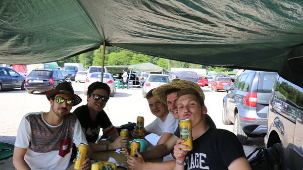 Diese Jungs aus Niederbayern und Österreich haben ihre Zelte bereits um 4 Uhr morgens am Dutzendteich aufgeschlagen.