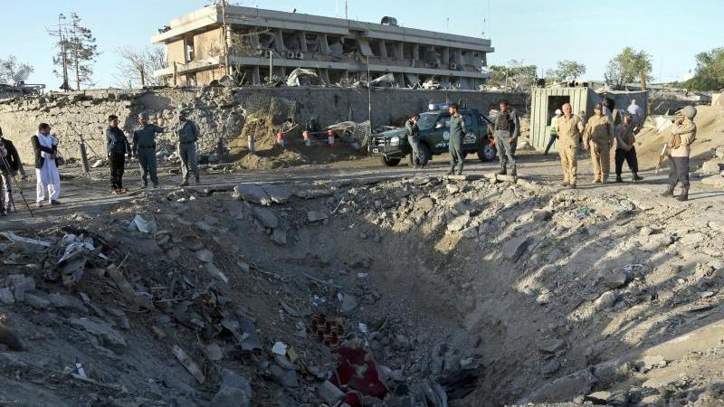 Nach dem schweren Anschlag in der afghanischen Hauptstadt Kabul sollen Abschiebungen in das Land vorerst ausgesetzt werden.