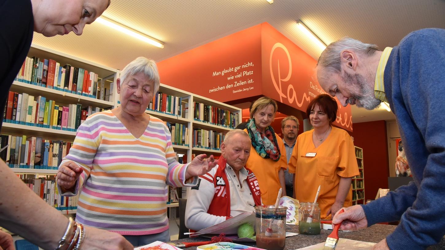 Die Demenz-Ausstellung war bereits im Mai in Forchheim. In der Stadtbücherei malten Diakonie-Mitarbeiterinnen mit Demenzkranken.