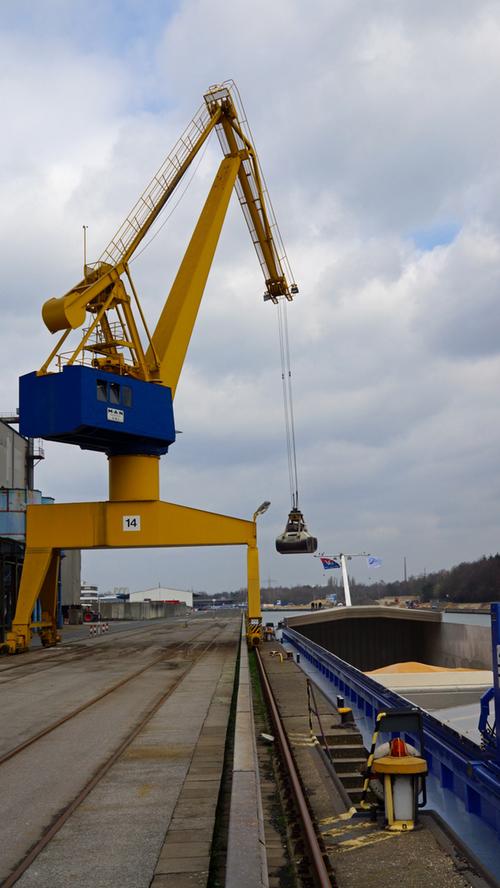 Mit riesigen Kränen werden die Ladungen am Bayernhafen Nürnberg auf die Transportschiffe verladen, die sich dann über den Main-Donau-Kanal in Richtung Nordsee oder Schwarzes Meer auf den Weg machen. Auch das Entladen funktioniert so.