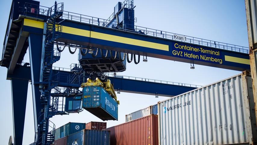 Auch Container werden über den Main-Donau-Kanal transportiert. Der Haken ist aber die geringe Brückenhöhe von maximal sechs Metern auf dem Kanal, Main und Donau: Die Frachtboxen können nur zweilagig statt wie üblicherweise in drei Lagen gestapelt werden.