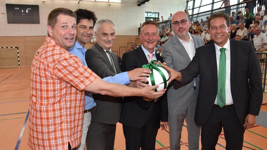 Cheerleader und mehr: Eröffnung des Julius-Hirsch-Sportzentrums in Fürth