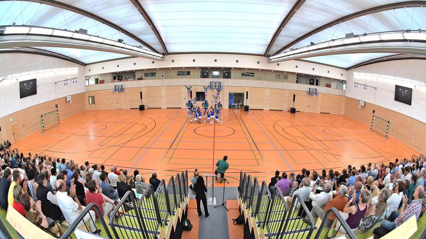 Cheerleader und mehr: Eröffnung des Julius-Hirsch-Sportzentrums in Fürth
