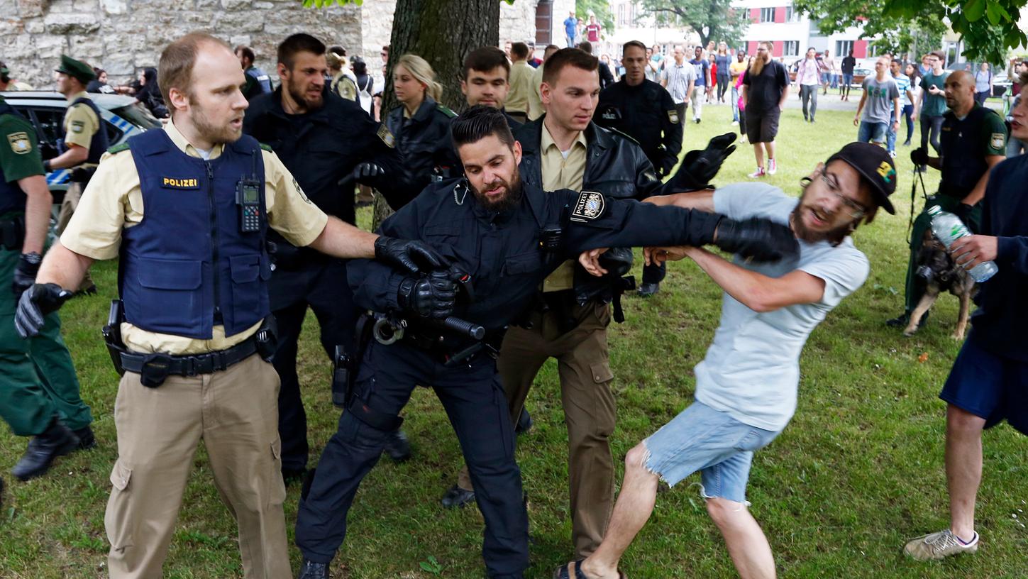 Die Polizei spricht von "massiven Aggressionen", denen sie sich am Berliner Platz ausgesetzt sah.