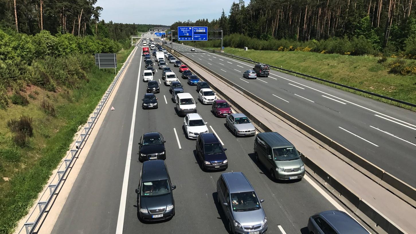 Stau und zähfließender Verkehr erwarten die Autofahrer auf den Autobahnen rund um Nürnberg.
