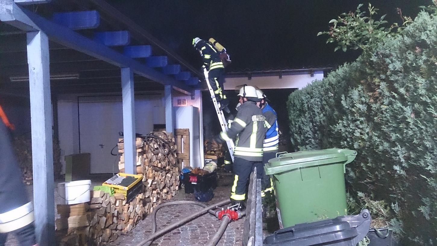 Am späten Donnerstagabend rückte die Feuerwehr zu einem Brand in einer Garage aus.