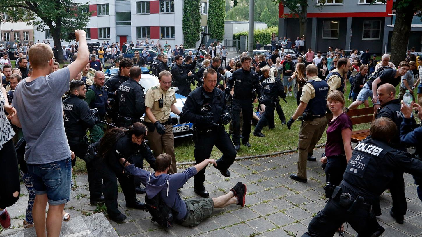 Die Polizei löste die Sitzblockade gegen die Abschiebung des Afghanen am Berliner Platz gewaltsam auf.