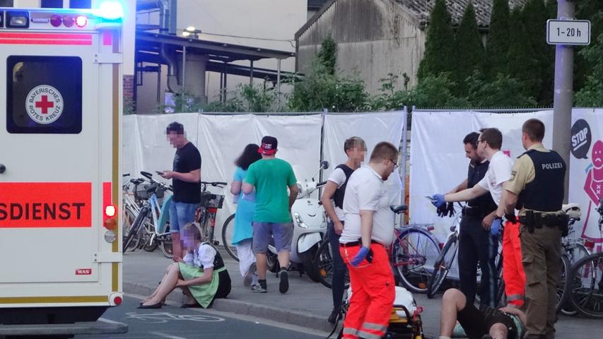 Abends kurz nach 20 Uhr: BRK und Polizei kümmern sich um einen auf dem Gehweg an der Essenbacher Straße liegenden Patienten. .Foto: Klaus-Dieter Schreiter