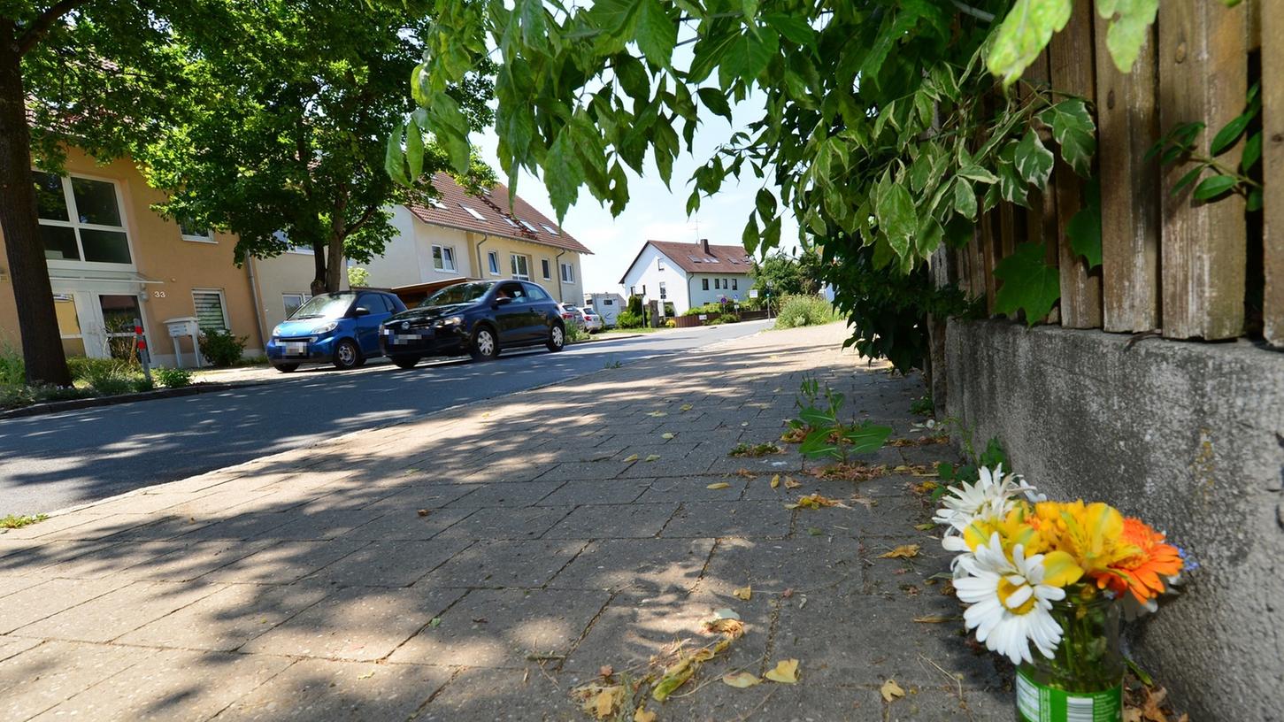 Nahe der Unfallstelle an der Möhrendorfer Hauptstraße erinnern Blumen an den tragischen Todesfall.