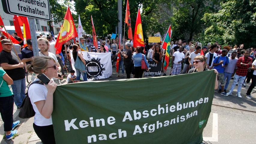 Bunte Demo gegen Abschiebungen nach Afghanistan in Nürnberg