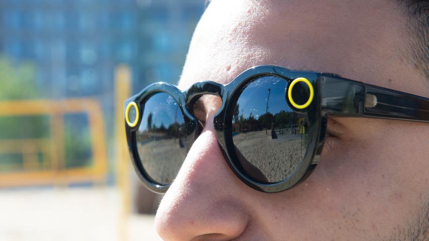 Die Kamera-Sonnenbrille zur populären Fotoapp Snapchat kommt nach Deutschland und Europa. Die Betreiberfirma Snap will das Gerät genauso wie im Heimatmarkt USA auch hier über gelbe Automaten verkaufen, die für kurze Zeit an verschiedenen Orten auftauchen. Die "Spectacles"-Brille nimmt auf Knopfdruck bis zu zehn Sekunden lange Videos auf, die dann bei Snapchat hochgeladen werden können. Der Preis hierzulande liegt bei 149,99 Euro. Am Freitag tauchte ein Automat in Berlin am Kletterpark "MountMitte" auf.