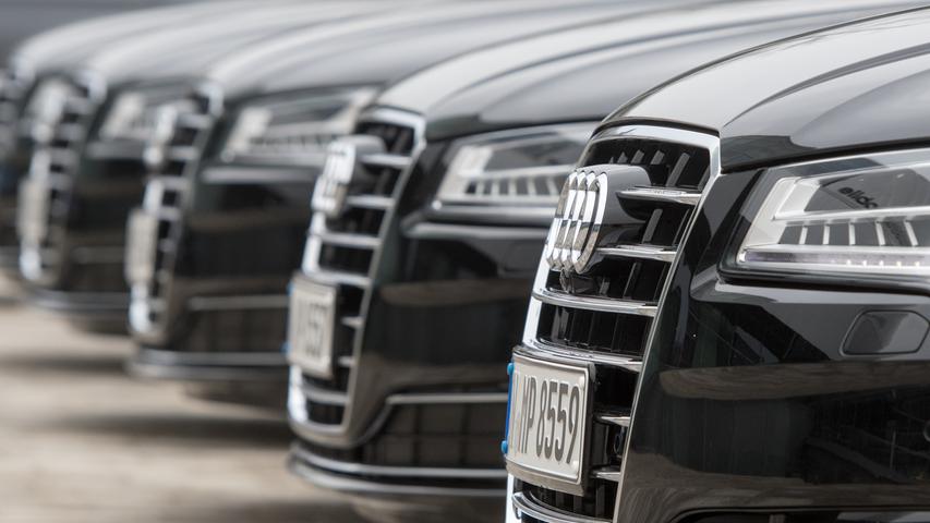 Audi gerät im Abgas-Skandal stark unter Druck: Die VW-Tochter habe eine "unzulässige Abschalteinrichtung eingebaut", sagte Bundesverkehrsminister Alexander Dobrindt (CSU). Die Software habe bewirkt, dass erkannt wurde, wenn das Auto auf einem Prüfstand war – dann wurden die Abgas-Reinigungssysteme angeschaltet. Es handele sich um eine sogenannte Lenkwinkel-Erkennung. Bisher war Audi in Deutschland keine illegale Abschalteinrichtung nachgewiesen worden. 24.000 Fahrzeuge müssten zurückgerufen werden, sagte Dobrindt, betroffen seien Fahrzeuge der Modellreihen A8 und A7 mit V6- und V8-Dieselmotoren. VW müsse bis zum 12. Juni Lösungsvorschläge zur Umrüstung übermitteln.