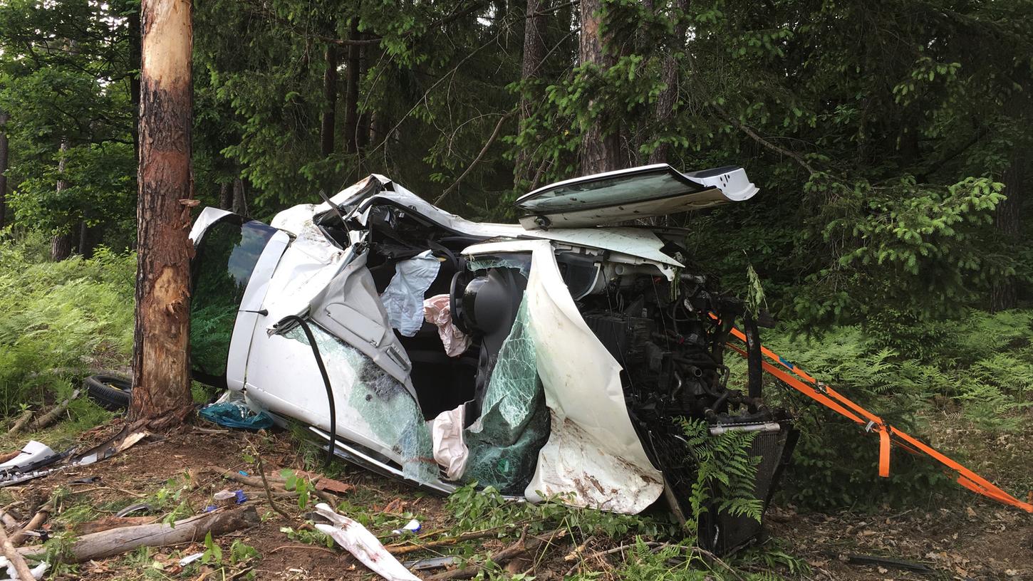 Am späten Freitagnachmittag kam ein 20-Jähriger in seinem Seat von dar A73 nach rechts von der Fahrbahn ab und raste in den nahen Wald. Er starb noch am Unfallort.