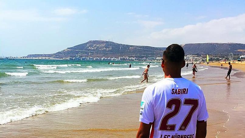 Agadir ade! Abdelhamid Sabiri - als einen der Shootingstars des FCN in der zurückliegenden Saison hätte man ihn in Marokko sicherlich auch so erkannt - sendet unterdessen noch einen sehnsüchtigen Blick über das Meer und den Strand hinweg. Zurück in Nürnberg ist der Auftrag des spielstarken Technikers klar: Er soll den Club-Fans auch 2017/18 wieder Spaß machen.