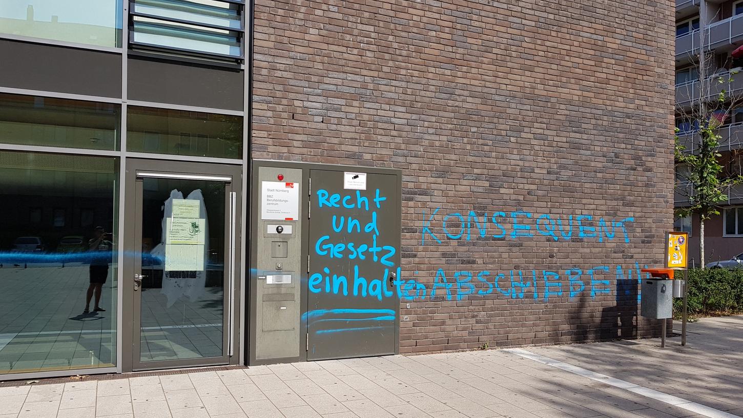 Die Fassade des BBZ in Nürnberg wurde laut Polizei in der Nacht von Freitag auf Samstag mit Parolen beschmiert. Die Fassade des BBZ in Nürnberg wurde laut Polizei in der Nacht von Freitag auf Samstag mit Parolen beschmiert.