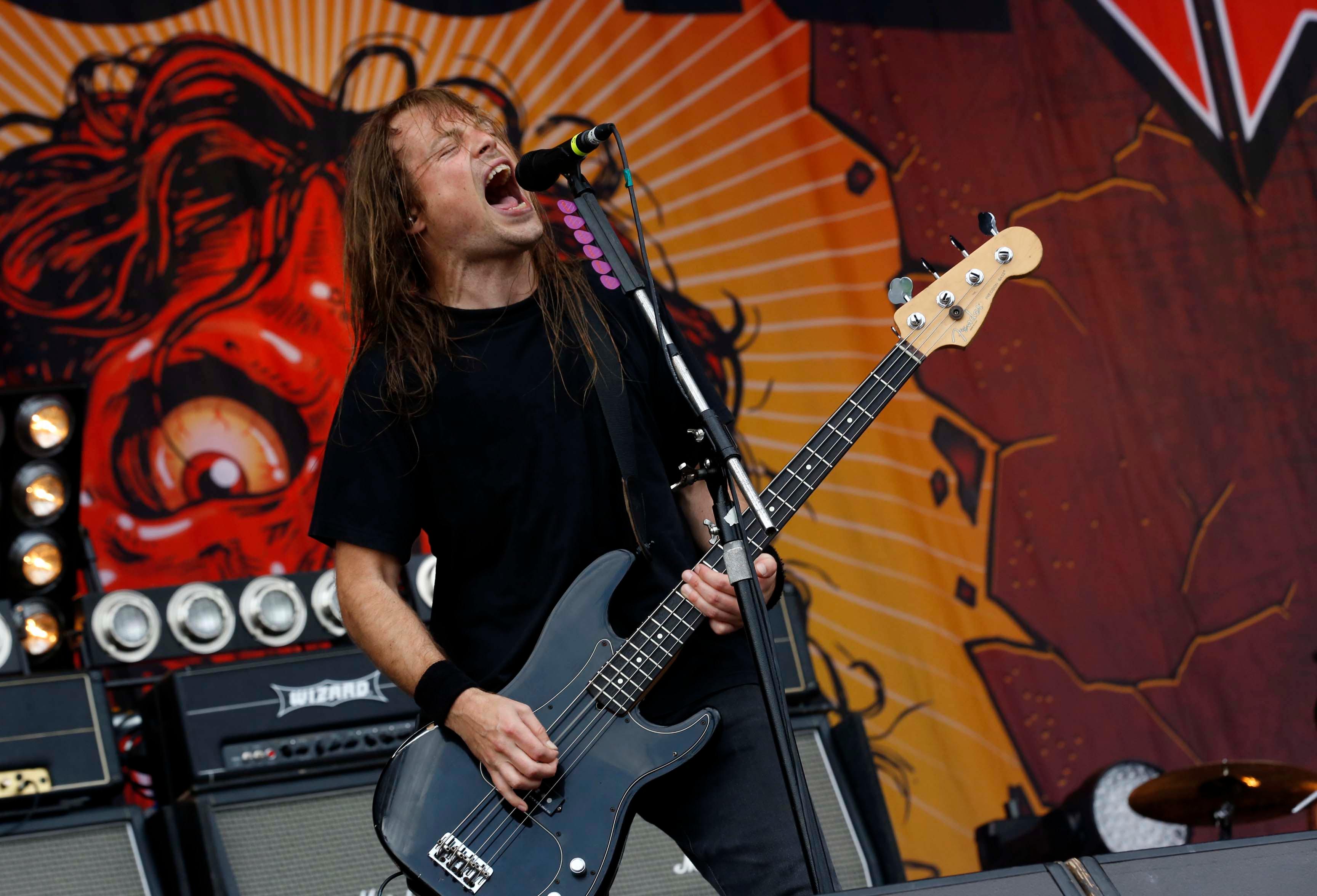 Crowdsurfen an der Zeppelin Stage und Freibier - die australischen Hardrocker Airbourne lieferten am Samstagnachmittag ordentlich ab.