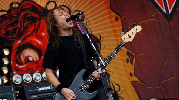 Crowdsurfen an der Zeppelin Stage und Freibier - die australischen Hardrocker Airbourne lieferten am Samstagnachmittag ordentlich ab.