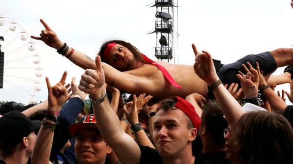 Crowdsurfen an der Zeppelin Stage und Freibier - die australischen Hardrocker Airbourne lieferten am Samstagnachmittag ordentlich ab.