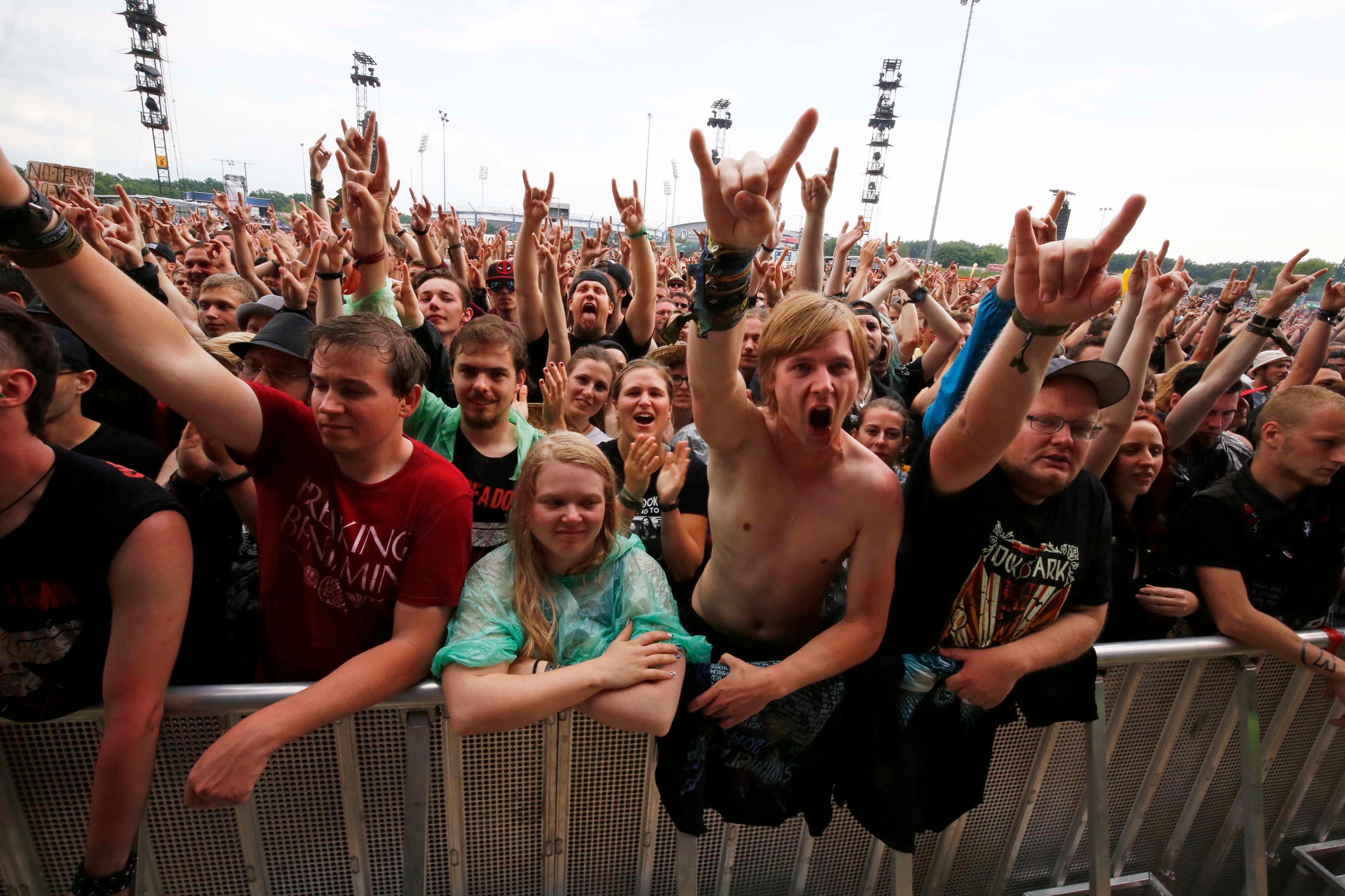 Crowdsurfen an der Zeppelin Stage und Freibier - die australischen Hardrocker Airbourne lieferten am Samstagnachmittag ordentlich ab.