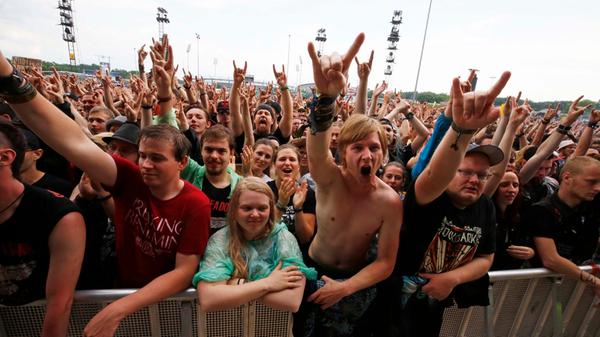 Crowdsurfen an der Zeppelin Stage und Freibier - die australischen Hardrocker Airbourne lieferten am Samstagnachmittag ordentlich ab.