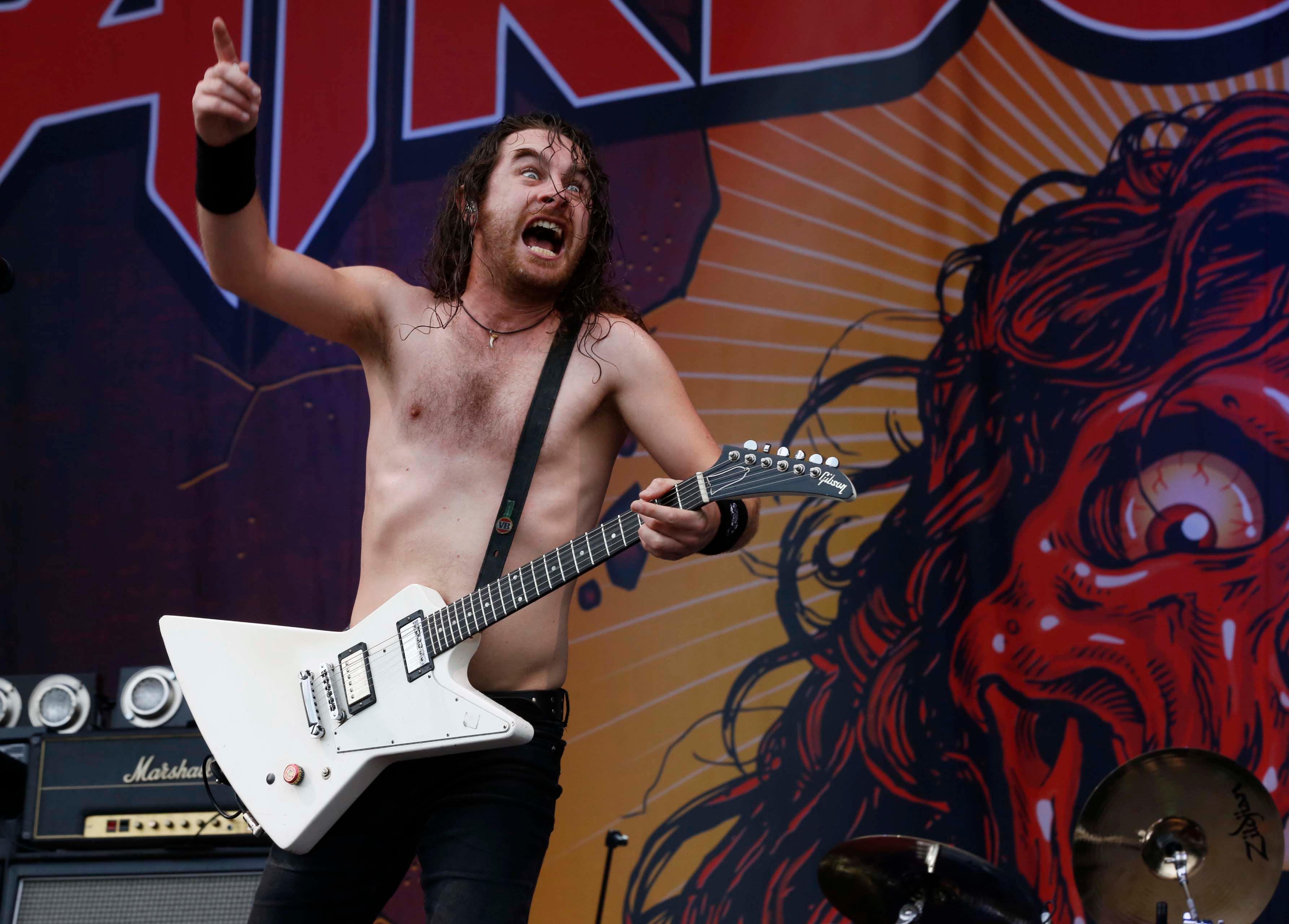 Crowdsurfen an der Zeppelin Stage und Freibier - die australischen Hardrocker Airbourne lieferten am Samstagnachmittag ordentlich ab.