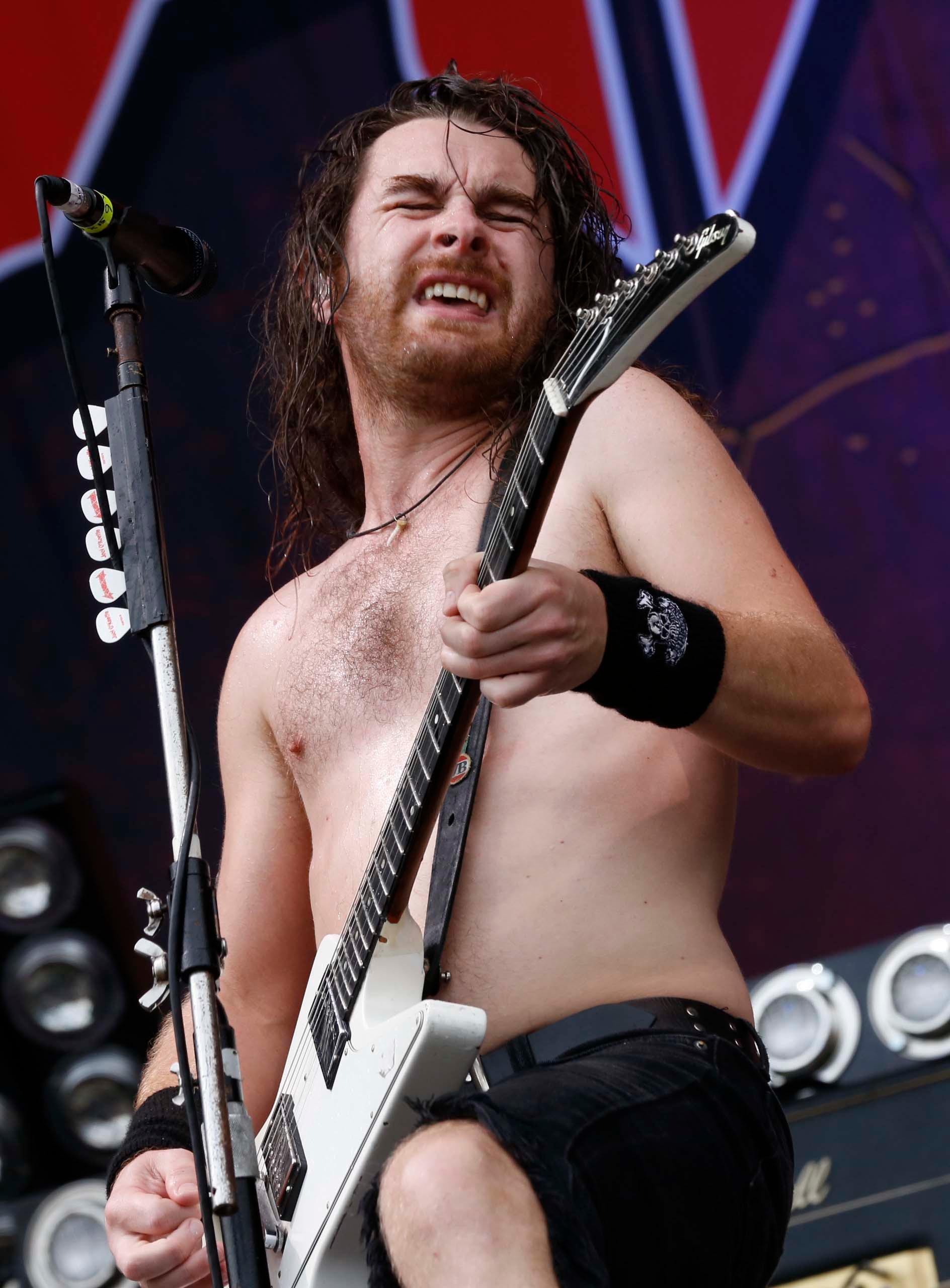 Crowdsurfen an der Zeppelin Stage und Freibier - die australischen Hardrocker Airbourne lieferten am Samstagnachmittag ordentlich ab.