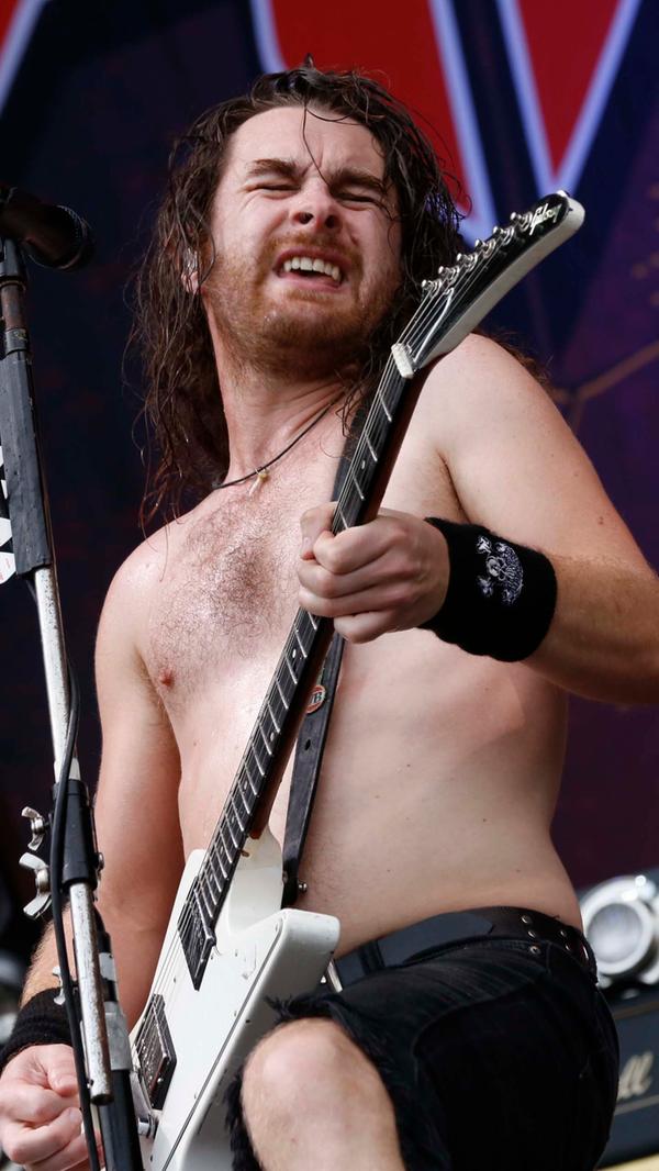 Crowdsurfen an der Zeppelin Stage und Freibier - die australischen Hardrocker Airbourne lieferten am Samstagnachmittag ordentlich ab.