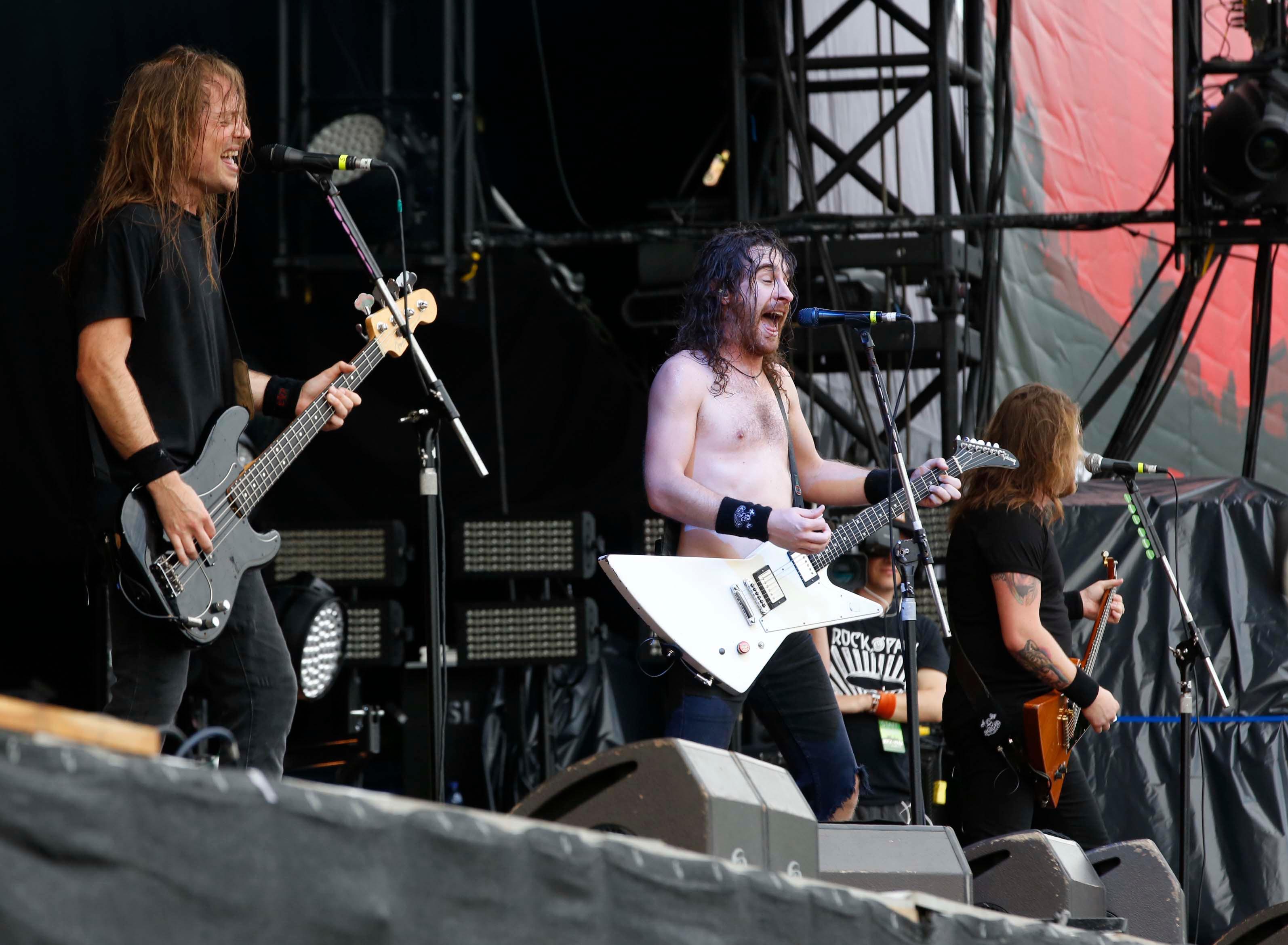 Crowdsurfen an der Zeppelin Stage und Freibier - die australischen Hardrocker Airbourne lieferten am Samstagnachmittag ordentlich ab.