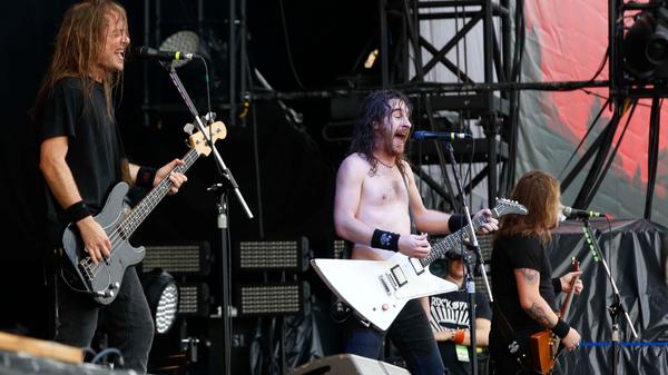 Crowdsurfen an der Zeppelin Stage und Freibier - die australischen Hardrocker Airbourne lieferten am Samstagnachmittag ordentlich ab.