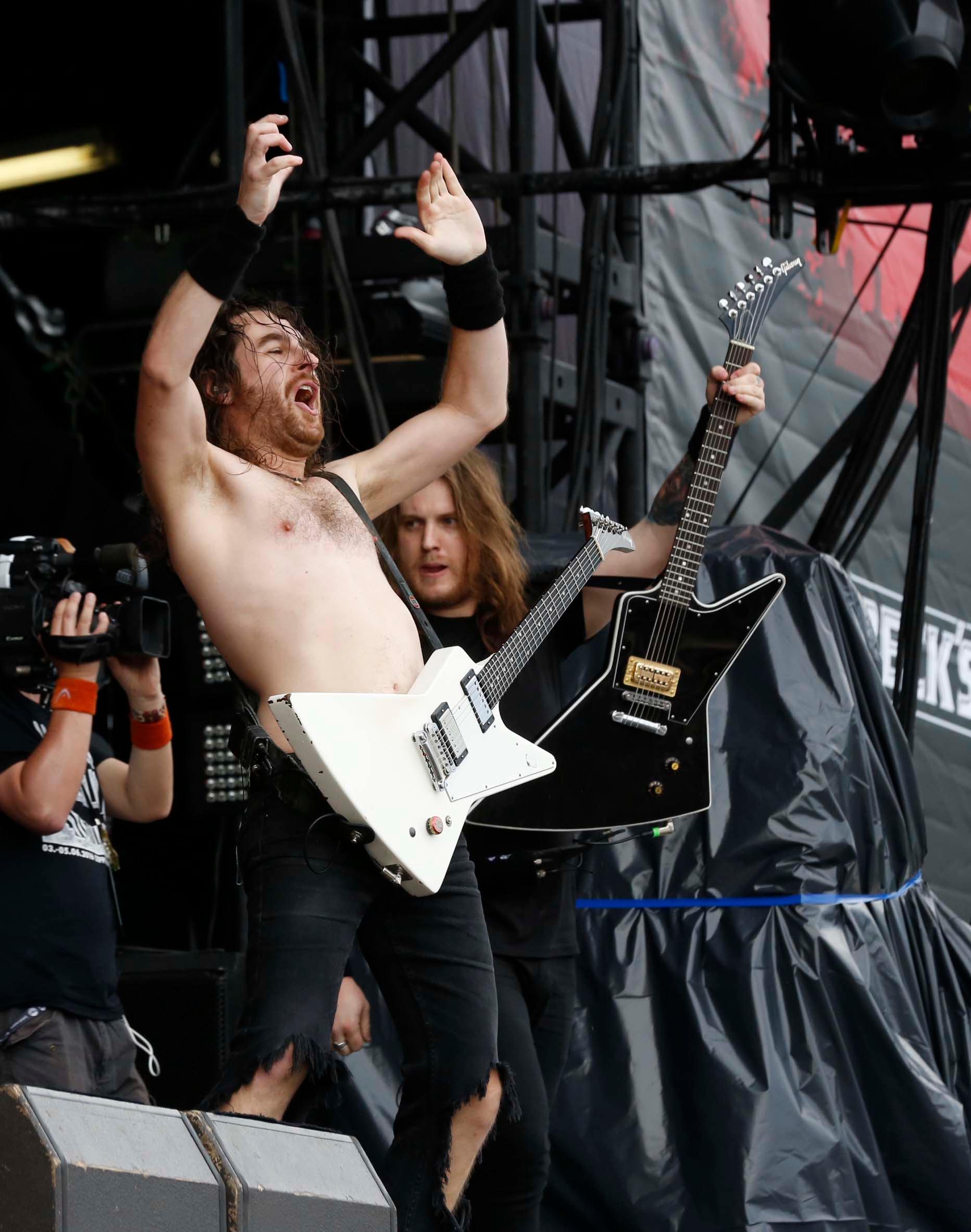 Crowdsurfen an der Zeppelin Stage und Freibier - die australischen Hardrocker Airbourne lieferten am Samstagnachmittag ordentlich ab.