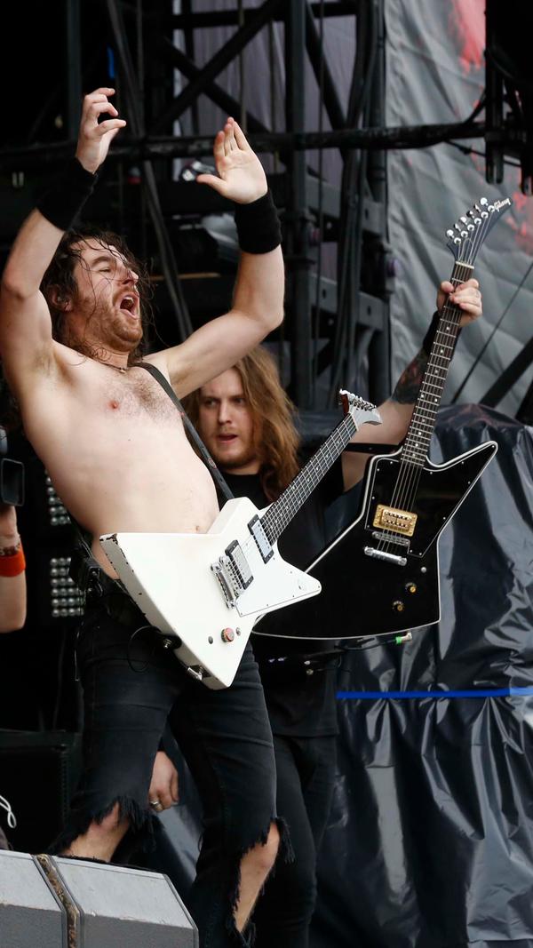 Crowdsurfen an der Zeppelin Stage und Freibier - die australischen Hardrocker Airbourne lieferten am Samstagnachmittag ordentlich ab.