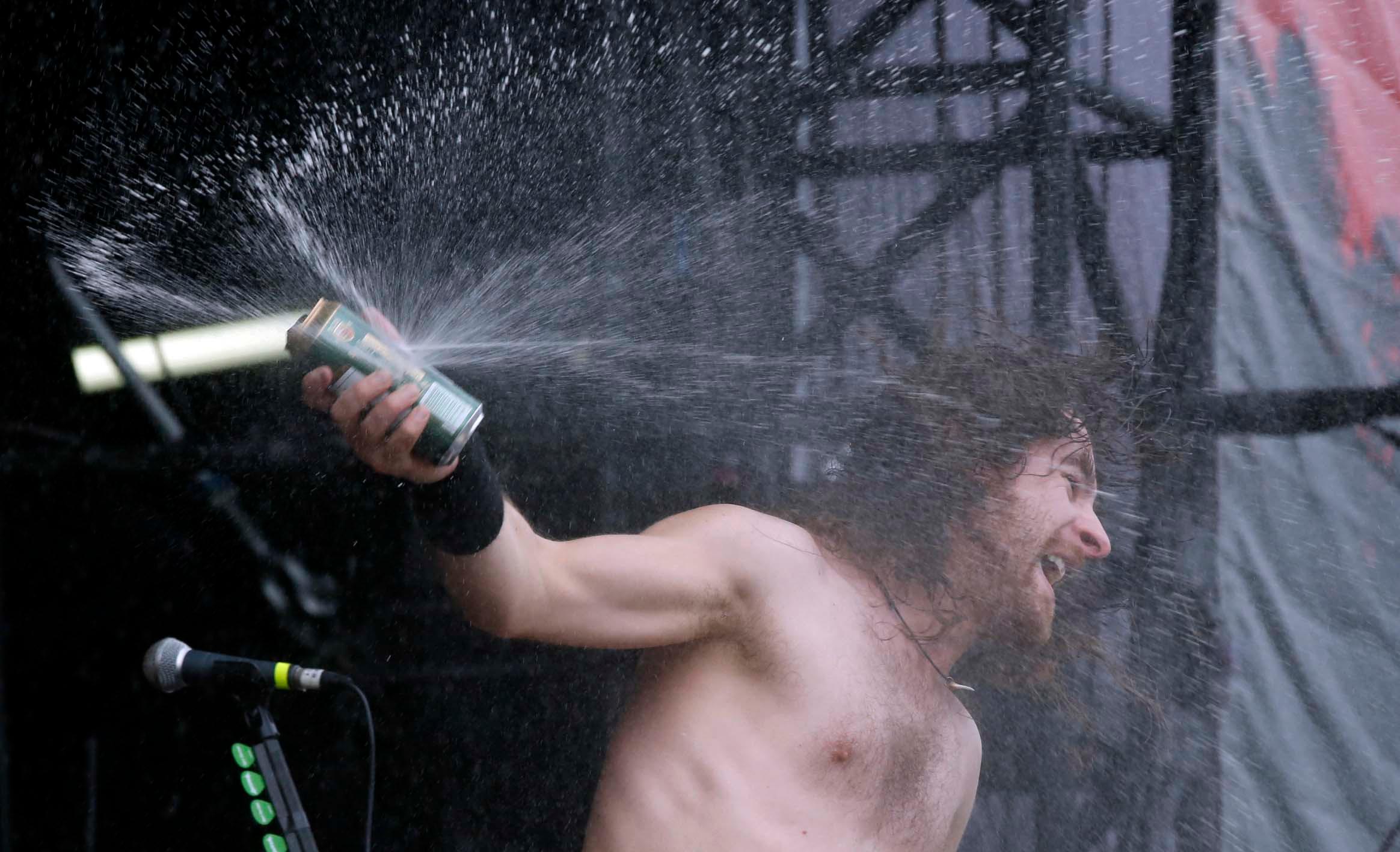 Crowdsurfen an der Zeppelin Stage und Freibier - die australischen Hardrocker Airbourne lieferten am Samstagnachmittag ordentlich ab.