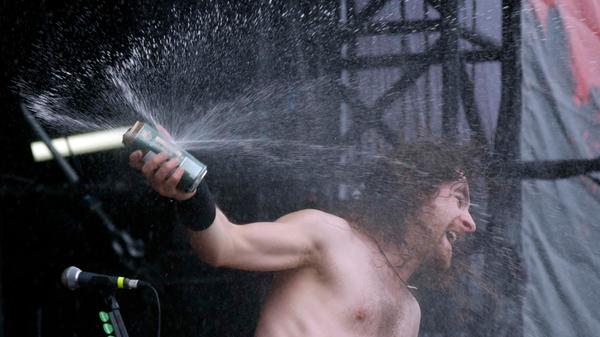 Crowdsurfen an der Zeppelin Stage und Freibier - die australischen Hardrocker Airbourne lieferten am Samstagnachmittag ordentlich ab.