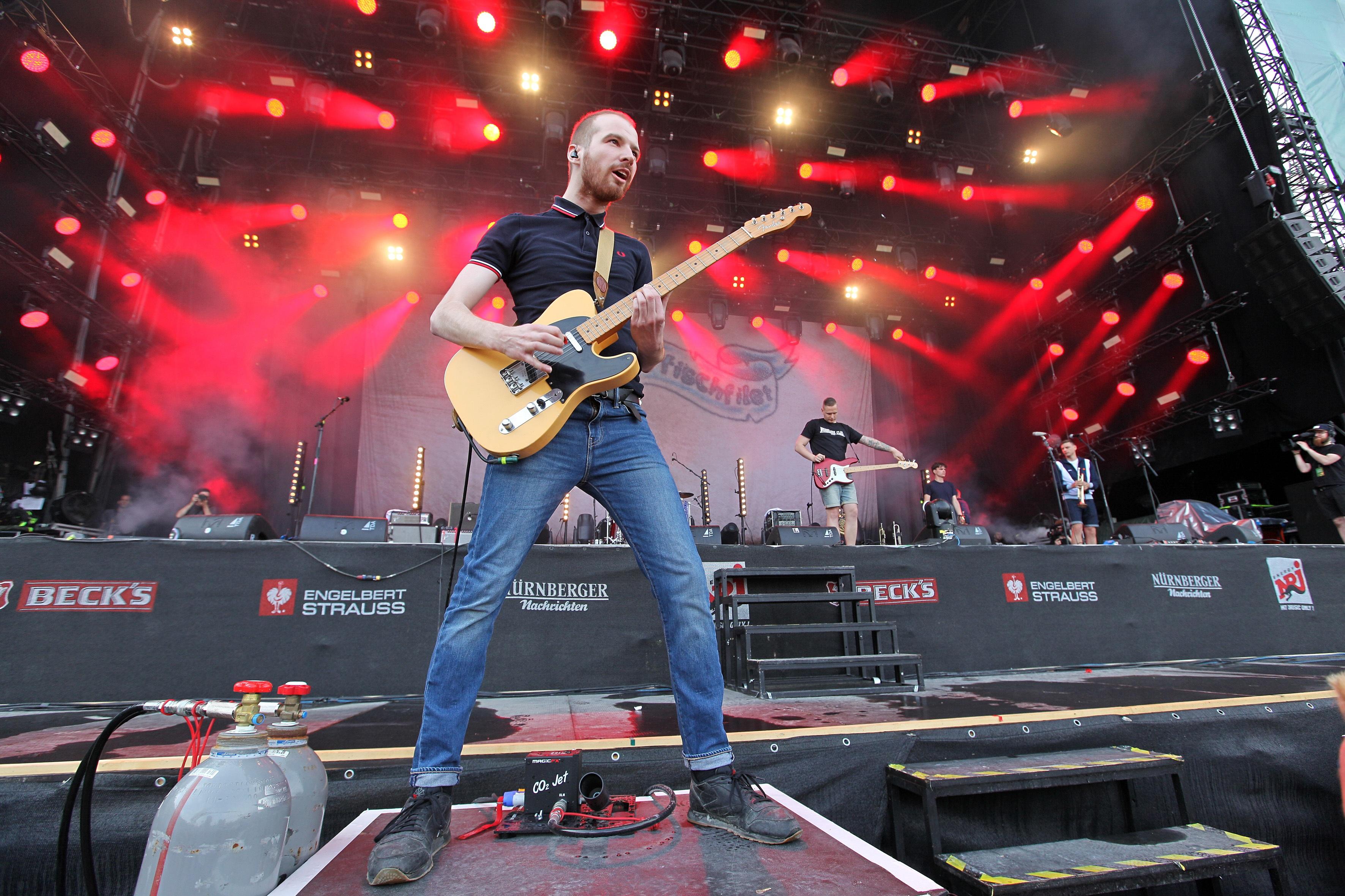 "Refugees Welcome!" Nicht nur mit ihrer Musik, auch mit ihrem klaren Statement zu den jüngsten Ereignissen in Nürnberg haben Feine Sahne Fischfilet für das erste Highlight des Festival-Samstags gesorgt.