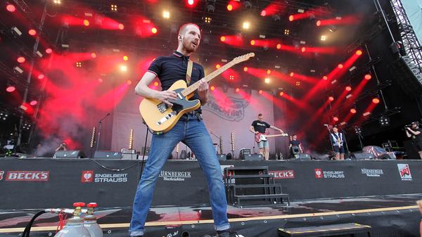 "Refugees Welcome!" Nicht nur mit ihrer Musik, auch mit ihrem klaren Statement zu den jüngsten Ereignissen in Nürnberg haben Feine Sahne Fischfilet für das erste Highlight des Festival-Samstags gesorgt.