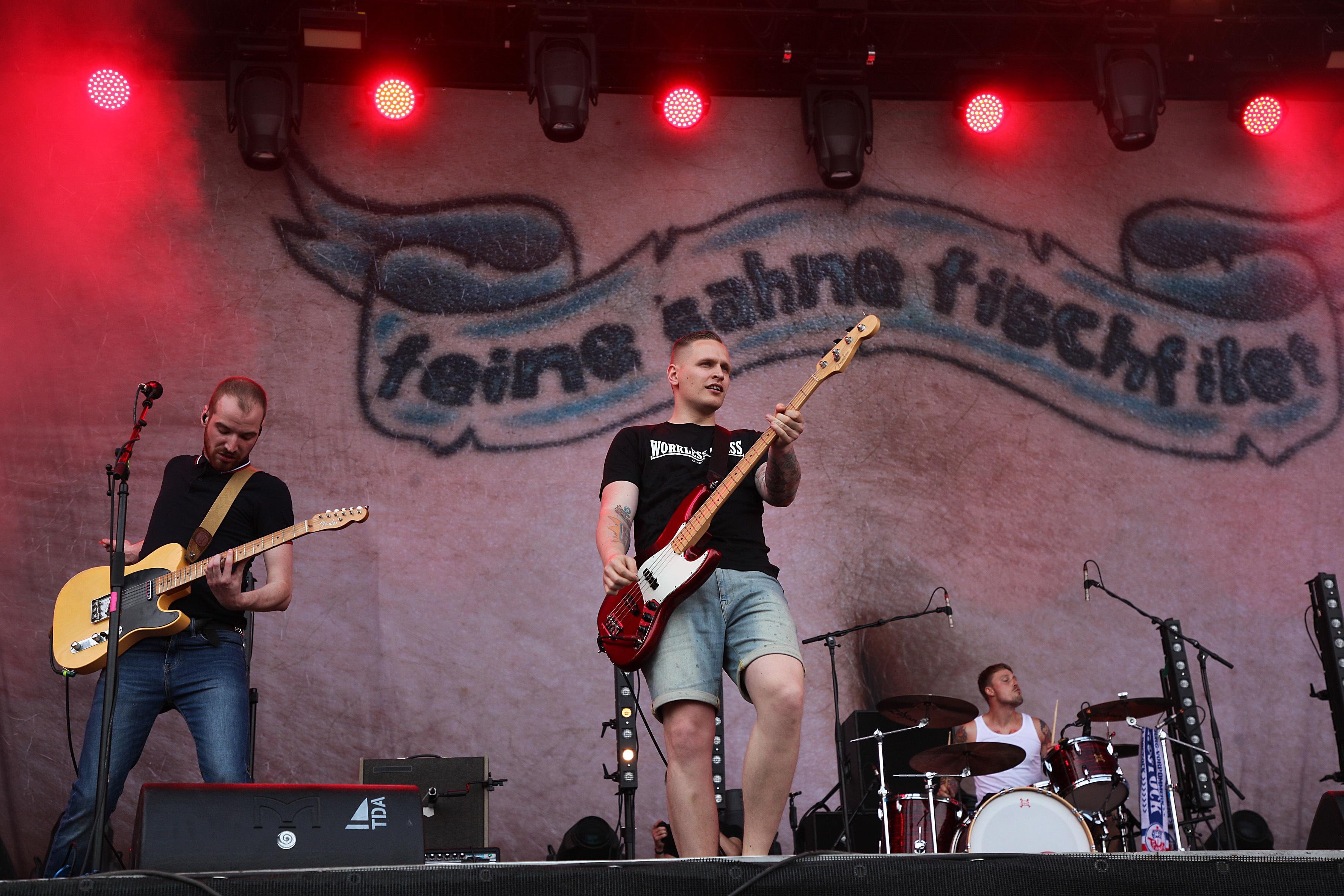 "Refugees Welcome!" Nicht nur mit ihrer Musik, auch mit ihrem klaren Statement zu den jüngsten Ereignissen in Nürnberg haben Feine Sahne Fischfilet für das erste Highlight des Festival-Samstags gesorgt.