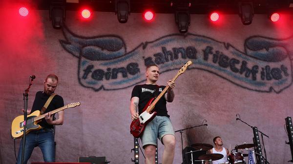 "Refugees Welcome!" Nicht nur mit ihrer Musik, auch mit ihrem klaren Statement zu den jüngsten Ereignissen in Nürnberg haben Feine Sahne Fischfilet für das erste Highlight des Festival-Samstags gesorgt.