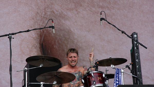 "Refugees Welcome!" Nicht nur mit ihrer Musik, auch mit ihrem klaren Statement zu den jüngsten Ereignissen in Nürnberg haben Feine Sahne Fischfilet für das erste Highlight des Festival-Samstags gesorgt.