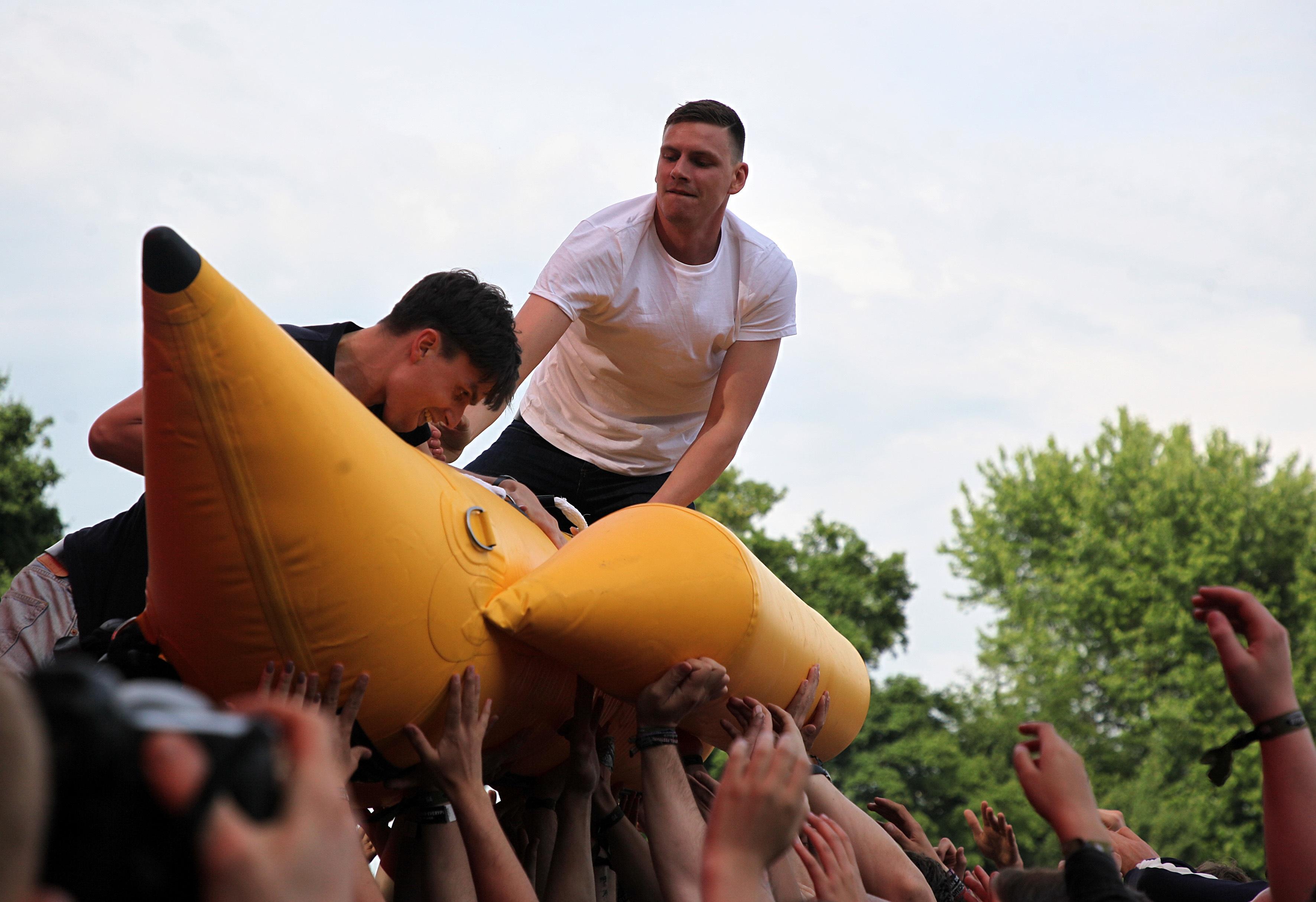 "Refugees Welcome!" Nicht nur mit ihrer Musik, auch mit ihrem klaren Statement zu den jüngsten Ereignissen in Nürnberg haben Feine Sahne Fischfilet für das erste Highlight des Festival-Samstags gesorgt.