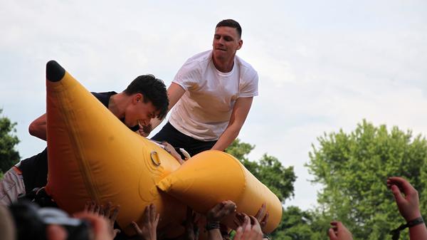 "Refugees Welcome!" Nicht nur mit ihrer Musik, auch mit ihrem klaren Statement zu den jüngsten Ereignissen in Nürnberg haben Feine Sahne Fischfilet für das erste Highlight des Festival-Samstags gesorgt.