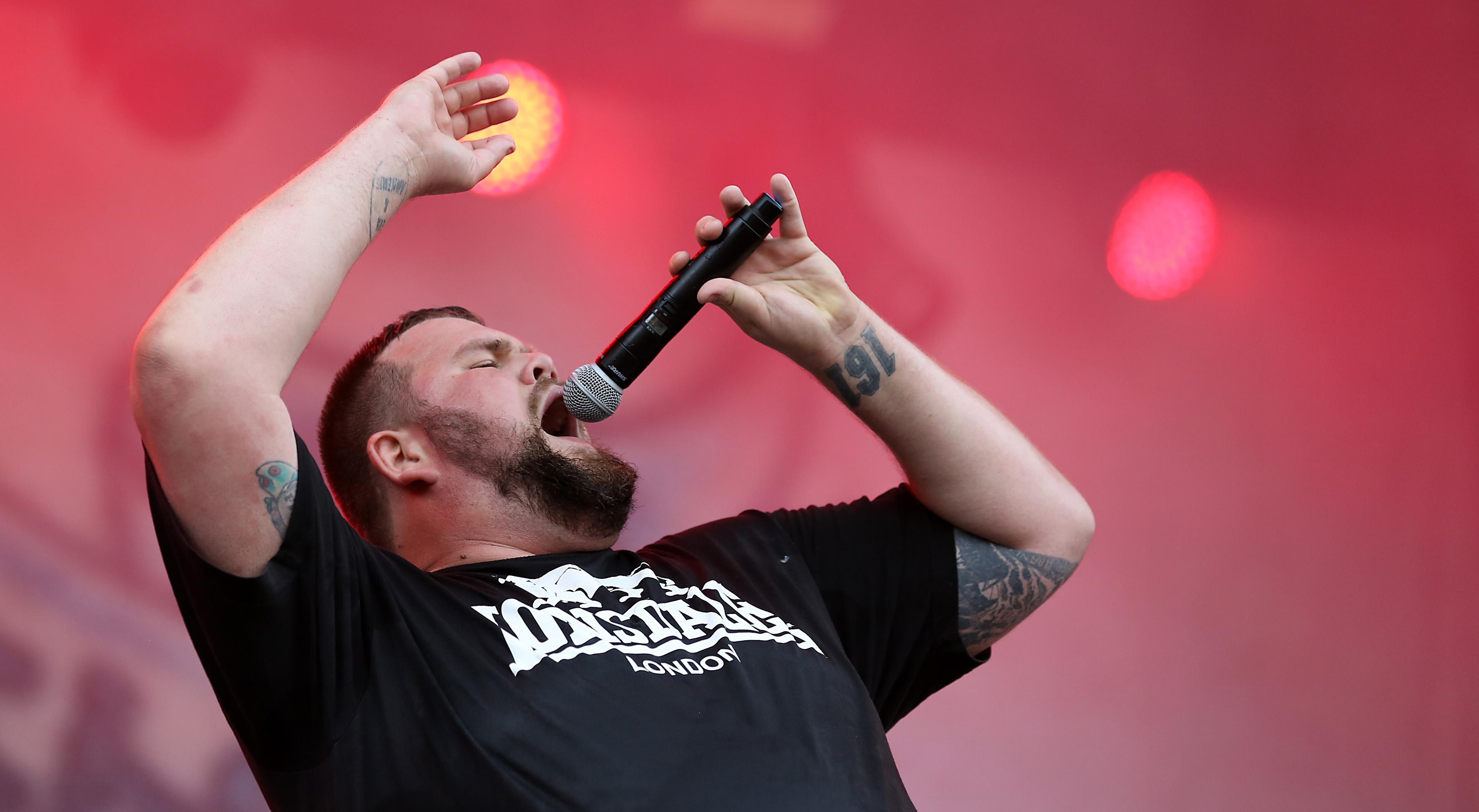 "Refugees Welcome!" Nicht nur mit ihrer Musik, auch mit ihrem klaren Statement zu den jüngsten Ereignissen in Nürnberg haben Feine Sahne Fischfilet für das erste Highlight des Festival-Samstags gesorgt.