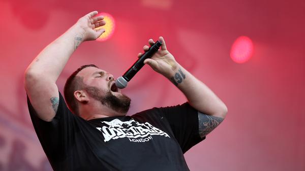 "Refugees Welcome!" Nicht nur mit ihrer Musik, auch mit ihrem klaren Statement zu den jüngsten Ereignissen in Nürnberg haben Feine Sahne Fischfilet für das erste Highlight des Festival-Samstags gesorgt.