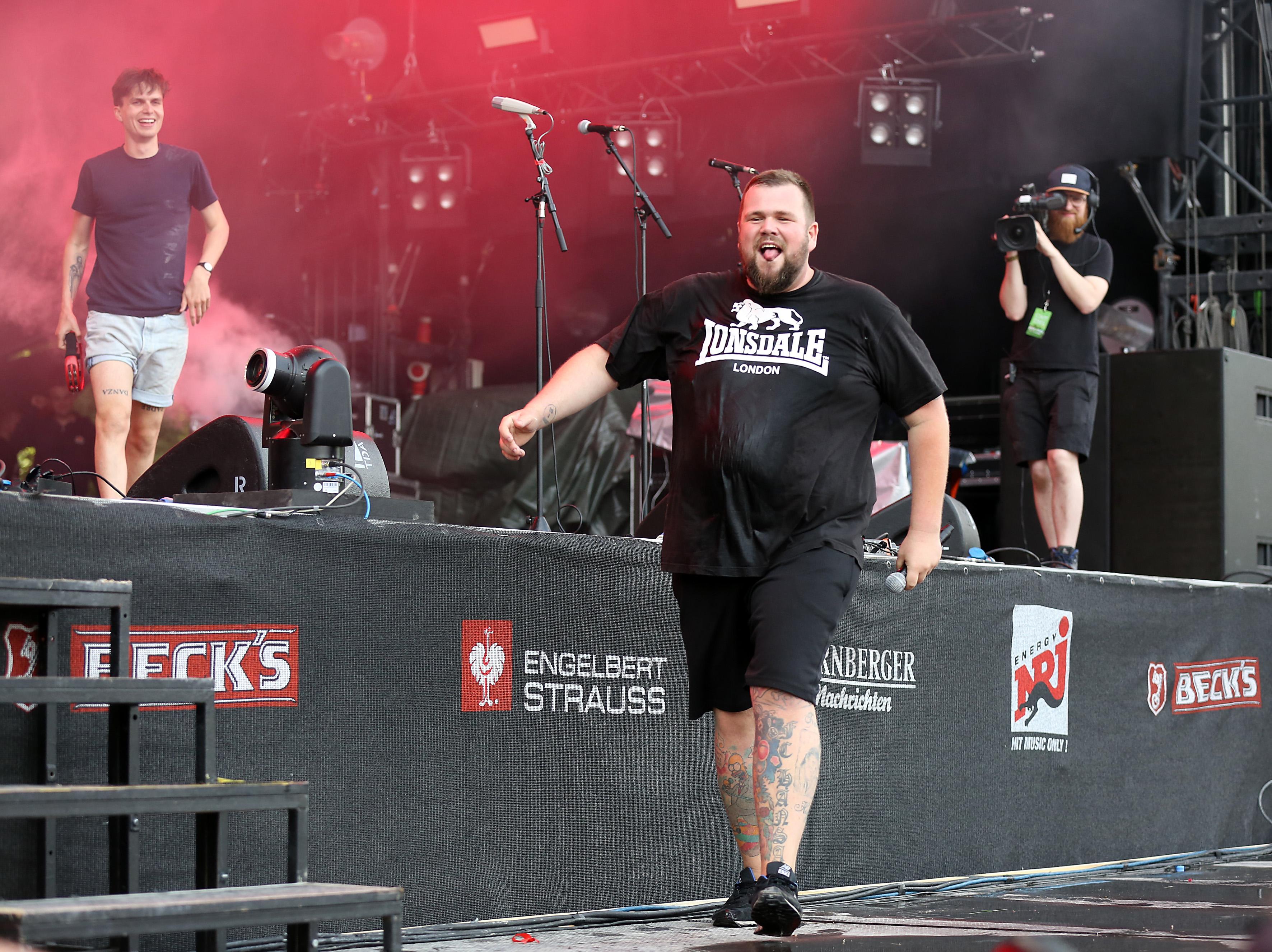 "Refugees Welcome!" Nicht nur mit ihrer Musik, auch mit ihrem klaren Statement zu den jüngsten Ereignissen in Nürnberg haben Feine Sahne Fischfilet für das erste Highlight des Festival-Samstags gesorgt.