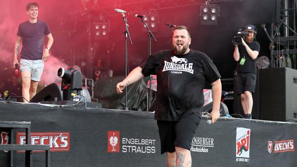 "Refugees Welcome!" Nicht nur mit ihrer Musik, auch mit ihrem klaren Statement zu den jüngsten Ereignissen in Nürnberg haben Feine Sahne Fischfilet für das erste Highlight des Festival-Samstags gesorgt.