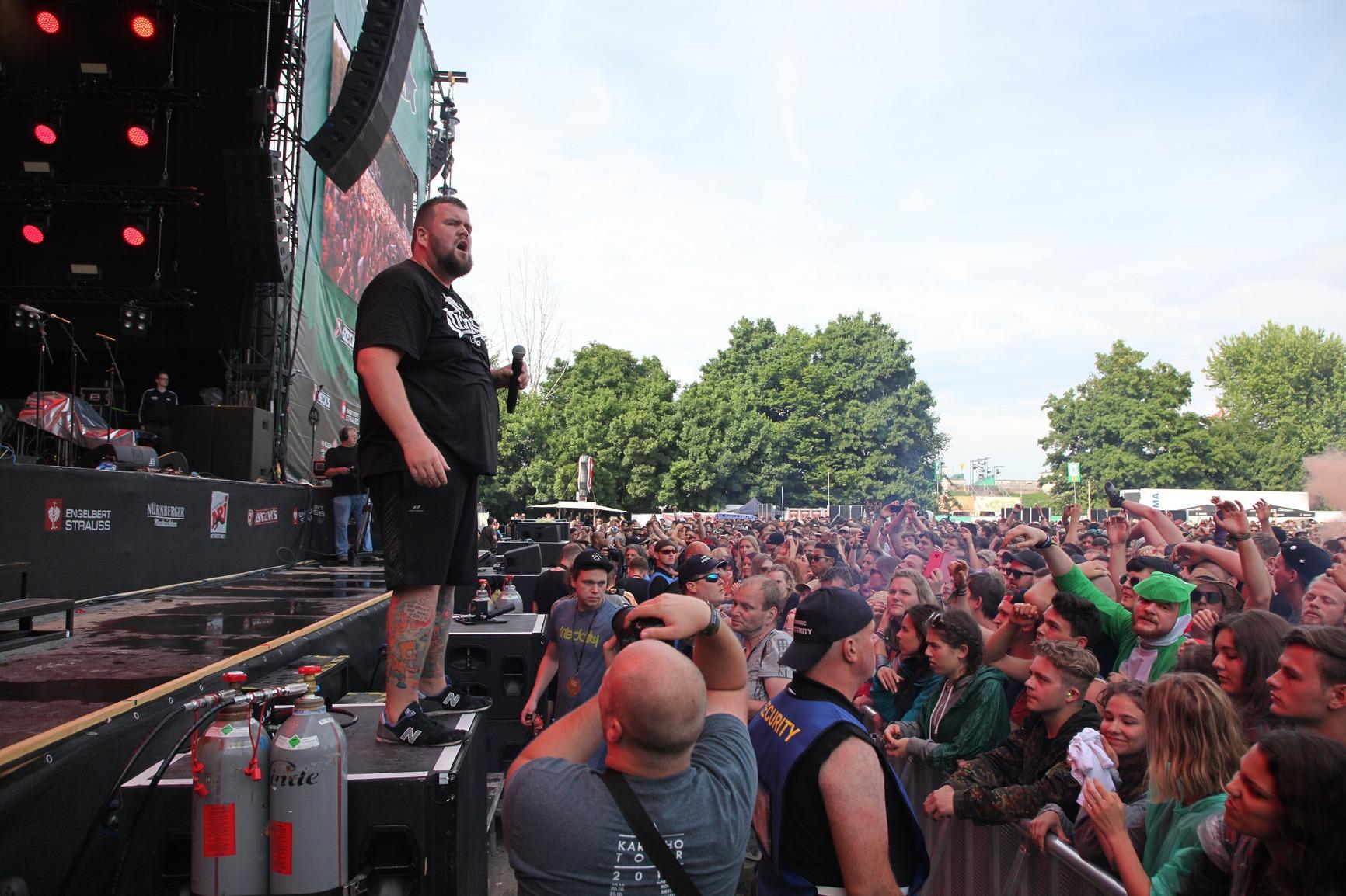 "Refugees Welcome!" Nicht nur mit ihrer Musik, auch mit ihrem klaren Statement zu den jüngsten Ereignissen in Nürnberg haben Feine Sahne Fischfilet für das erste Highlight des Festival-Samstags gesorgt.