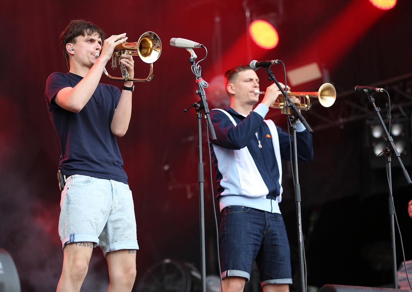 "Refugees Welcome!" Nicht nur mit ihrer Musik, auch mit ihrem klaren Statement zu den jüngsten Ereignissen in Nürnberg haben Feine Sahne Fischfilet für das erste Highlight des Festival-Samstags gesorgt.