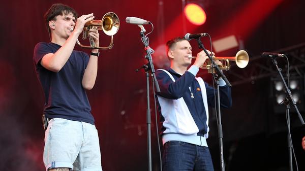 "Refugees Welcome!" Nicht nur mit ihrer Musik, auch mit ihrem klaren Statement zu den jüngsten Ereignissen in Nürnberg haben Feine Sahne Fischfilet für das erste Highlight des Festival-Samstags gesorgt.