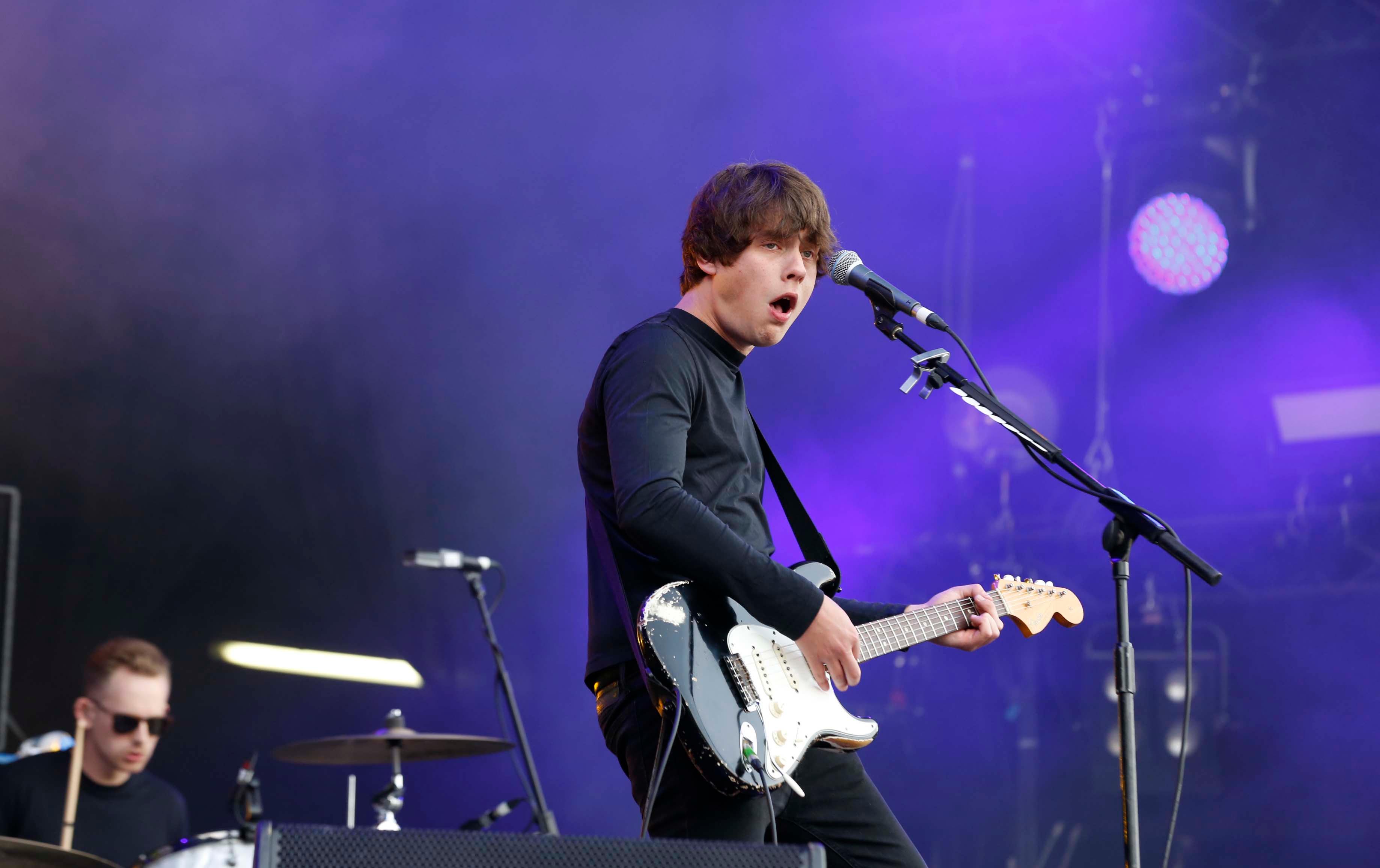 Der britische Singer-Songwriter Jake Bugg verzauberte am frühen Samstagabend die Fans an der Park Stage. Den Song auf den alle gewartet hatten - Lightning Bolt - hob er sich für den Schluss auf und lieferte damit ein furioses Finale.