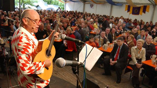 Immer wieder finden Konzerte oder Lesungen am Keller statt, hier spielt Klaus Karl Kraus.